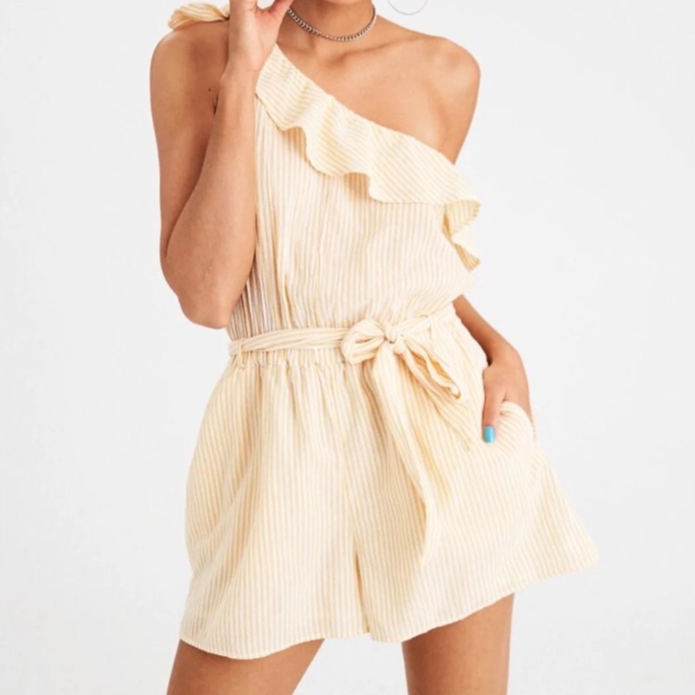 🤩NWT yellow stripe romper!